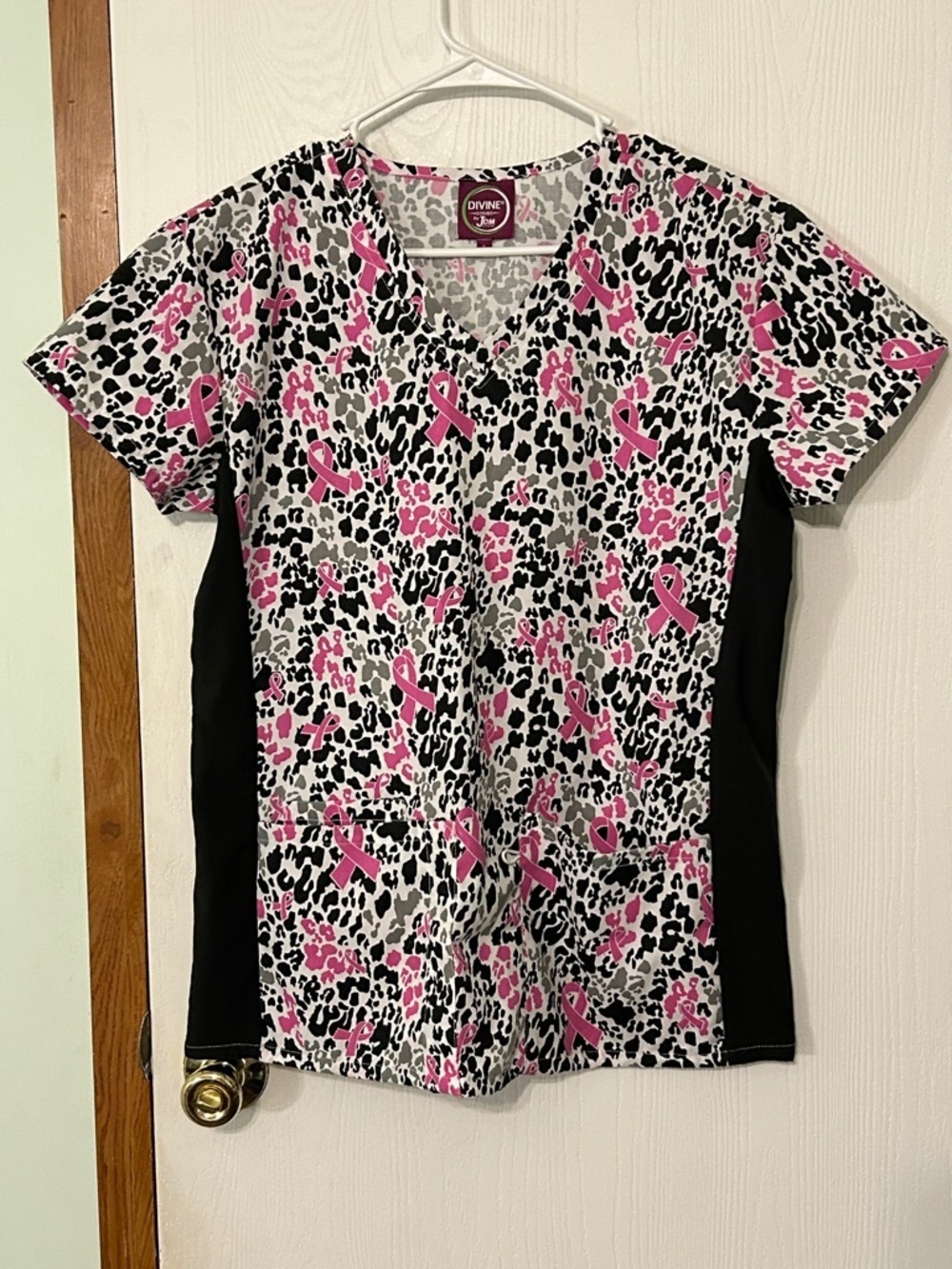 Divine Scrubs Pink Ribbon Leopard Print V-Neck Scrub Top Size Large